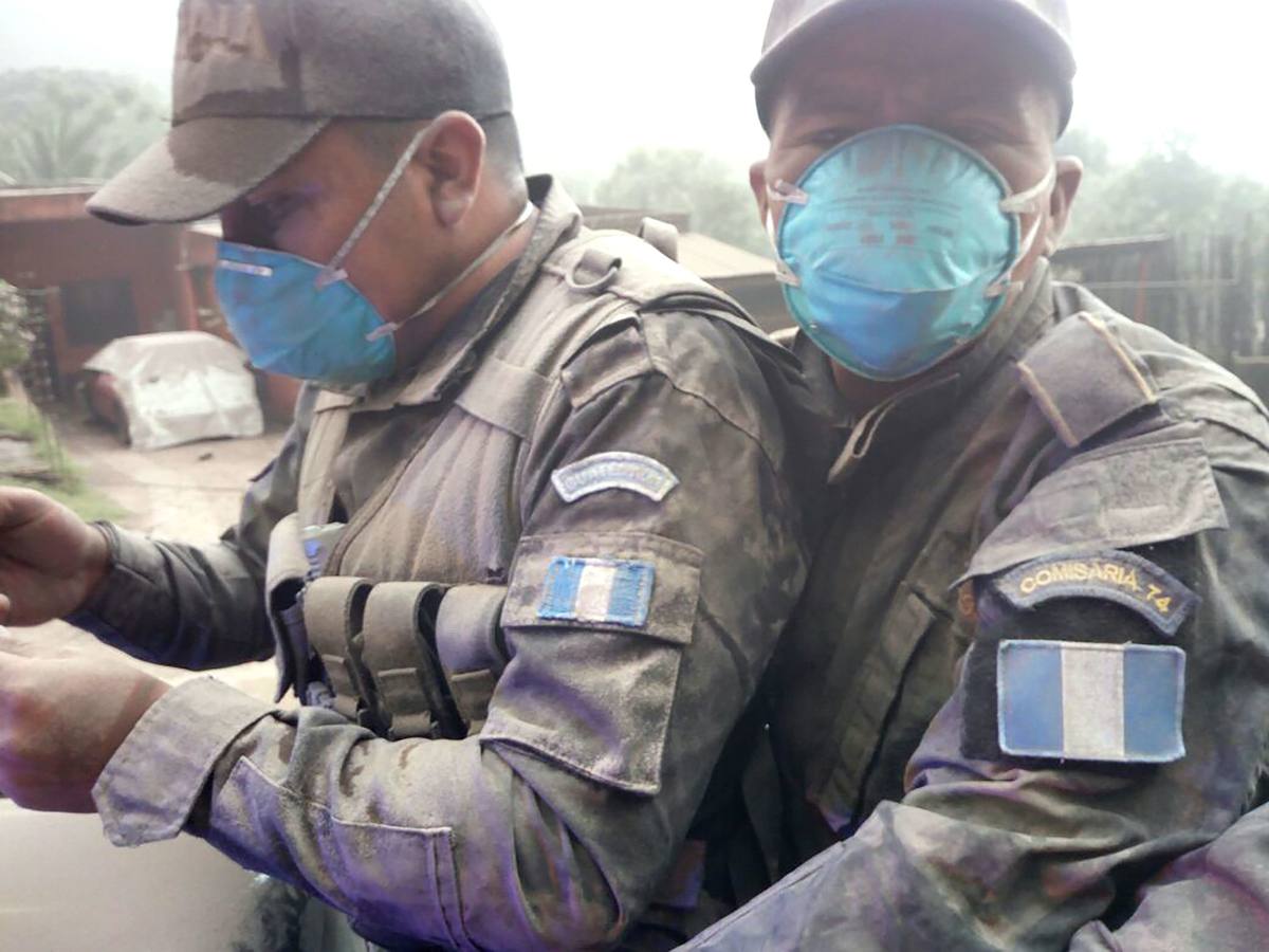 La erupción del volcán de Fuego en Guatemala ha causado al menos una treintena de muertos, aunque la cifra sigue aumentando. Las fuerzas de seguridad y salvamento se han movilizado para salvaguardar a los afectados que se cuentan por miles.