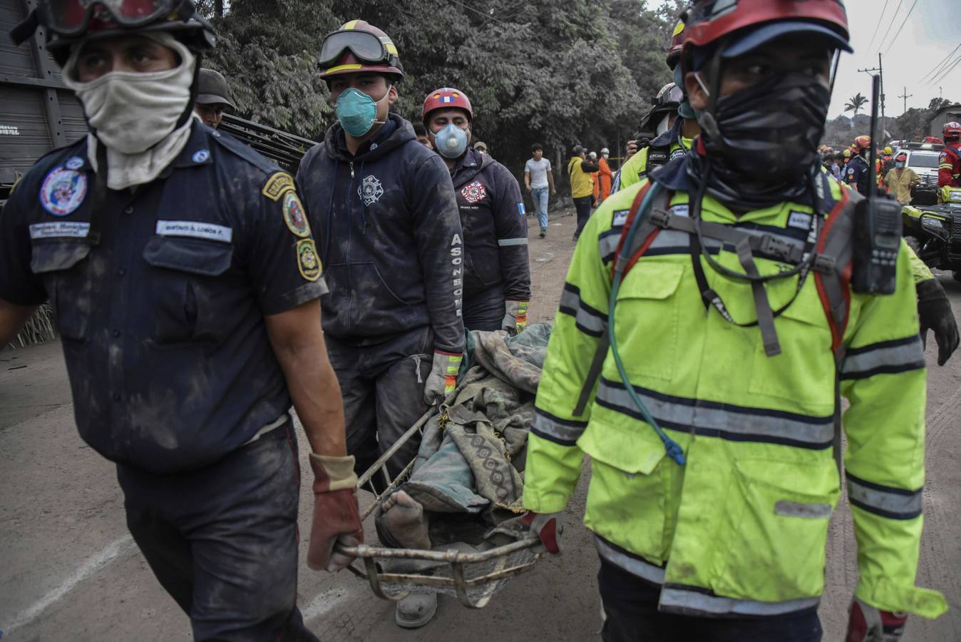 La erupción del volcán de Fuego en Guatemala ha causado al menos una treintena de muertos, aunque la cifra sigue aumentando. Las fuerzas de seguridad y salvamento se han movilizado para salvaguardar a los afectados que se cuentan por miles.