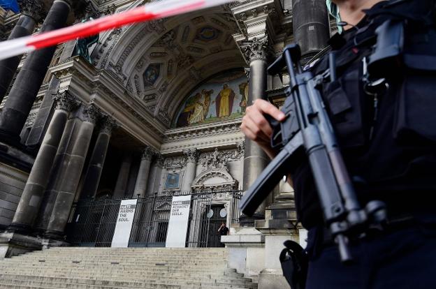 La policía custodia la entrada de la catedral de Berlín. :: T. S. / AFP