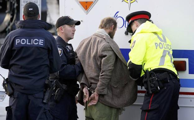 La policía canadiense arresta a un individuo. 