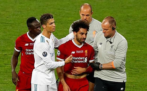 Mohamed Salah se retira llorando durante la final de la Champions en Kiev. 