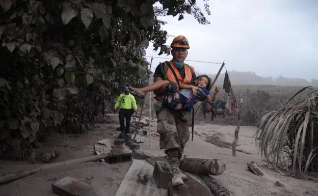 La muerte de un niño eleva a 70 las víctimas por la erupción del volcán en Guatemala