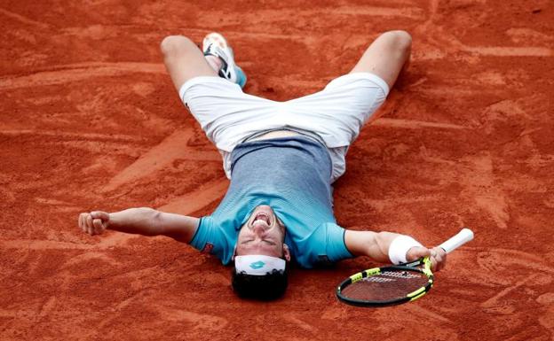 Marco Cecchinato celebra su victoria ante Novak Djokovic.
