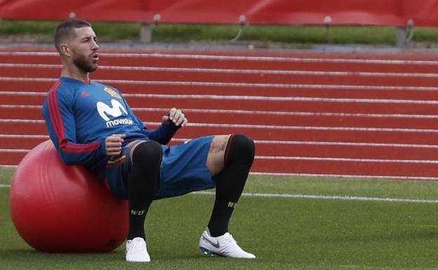 Sergio Ramos, durante un entrenamiento con la selección española.