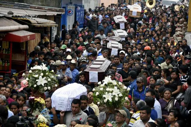 Los vecinos acompañan al cortejo fúnebre de siete de los fallecidos tras la erupción en Sacatepequez (Guatemala). :: johan ordóñez / afp