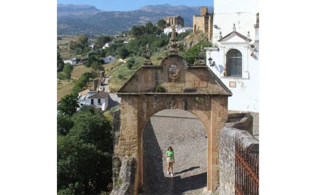 El Arco de Felipe V de Ronda está situado cerca del Puente Viejo.
