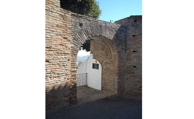 Tras la iglesia de la Encarnación de Alhaurín El Grande, se puede pasar bajo el Arco del Cobertizo.