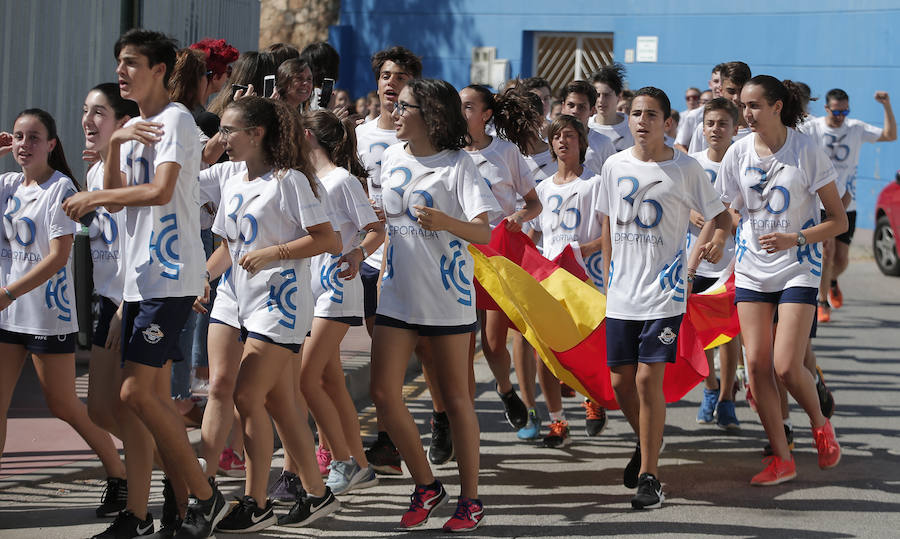 El colegio Cerrado de Calderón ha inaugurado su tradicional Deportiada, que cumple ya 36 ediciones. Álex Pastor, que fue campeón del mundo de kitesurf, exalumno del colegio Cerrado de Calderón, ha sido el encargado de 'encender' el pebetero virtual en el pabellón deportivo del centro escolar.