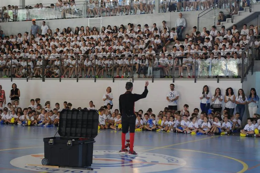 El colegio Cerrado de Calderón ha inaugurado su tradicional Deportiada, que cumple ya 36 ediciones. Álex Pastor, que fue campeón del mundo de kitesurf, exalumno del colegio Cerrado de Calderón, ha sido el encargado de 'encender' el pebetero virtual en el pabellón deportivo del centro escolar.