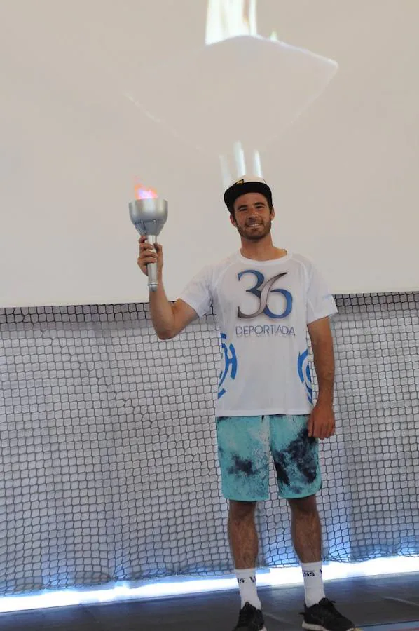 El colegio Cerrado de Calderón ha inaugurado su tradicional Deportiada, que cumple ya 36 ediciones. Álex Pastor, que fue campeón del mundo de kitesurf, exalumno del colegio Cerrado de Calderón, ha sido el encargado de 'encender' el pebetero virtual en el pabellón deportivo del centro escolar.