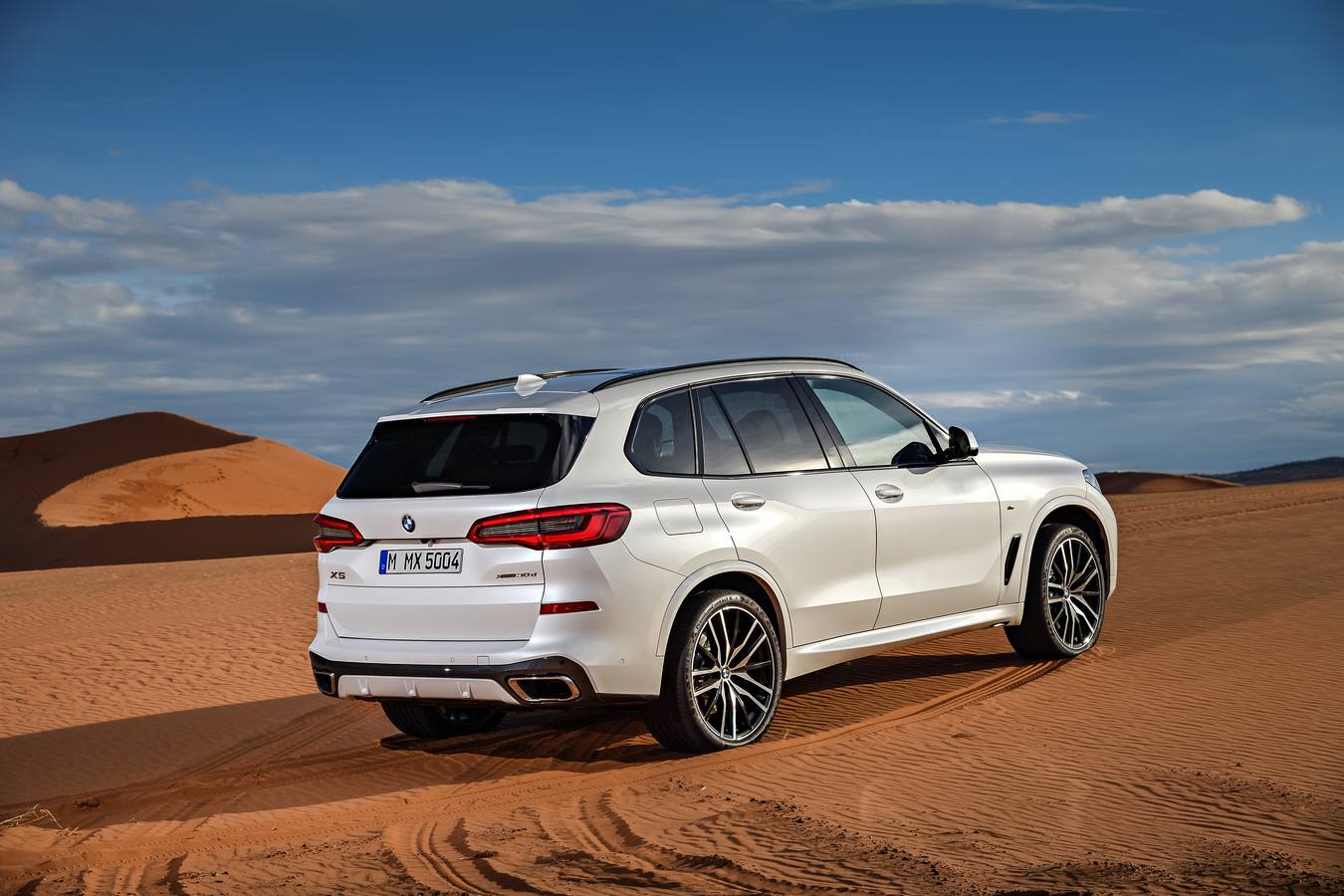 BMW actualiza el X5 con una nueva versión, cuya apariencia es más robusta, con códigos de diseño actualizados y mayor amplitud del habitáculo gracias a unas dimensiones ampliadas. Las nuevas tecnologías representan un paso más en el camino hacia la conducción autónoma.