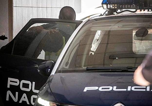 El Castaña es introducido en el coche policial. :: efe