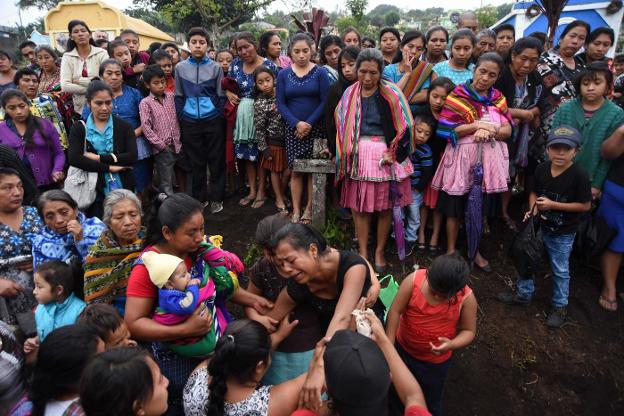 Familiares de un joven fallecido víctima de la erupción lloran durante su funeral, en la localidad de Sacatepequez. :: ORLANDO ESTRADA / afp
