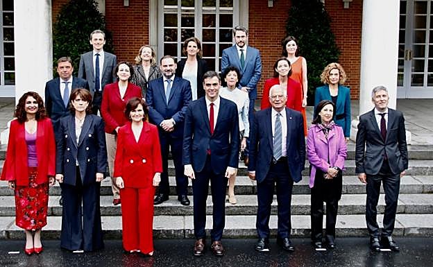 Pedro Sánchez y los nuevos ministros.