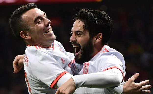 Iago Aspas e Isco celebran un gol de La Roja. 