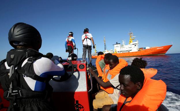 Rescate de inmigrantes por SOS Mediterráneo.