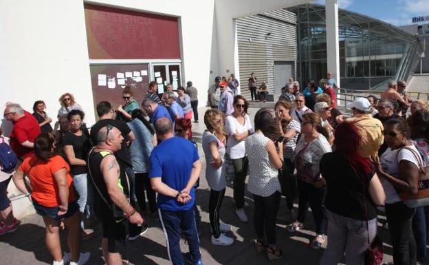 Un centenar de afectados de iDental se concentran ante la clínica de Málaga para pedir soluciones