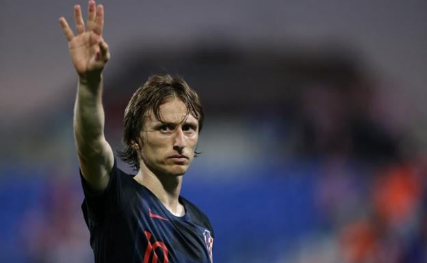 Luka Modric saluda a los aficionados durante el último amistoso ante Senegal. 