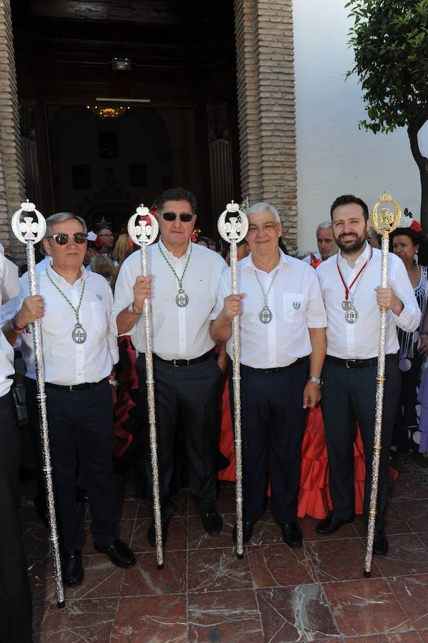 Miles de personas acompañan al patrón durante la procesión que ha discurrido en un clima festivo y bajo un sol de justicia 