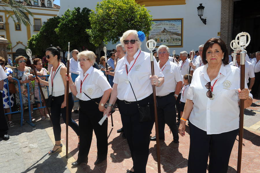 Miles de personas acompañan al patrón durante la procesión que ha discurrido en un clima festivo y bajo un sol de justicia 