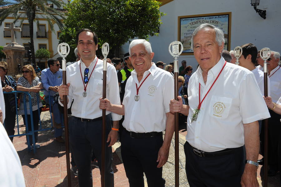 Miles de personas acompañan al patrón durante la procesión que ha discurrido en un clima festivo y bajo un sol de justicia 