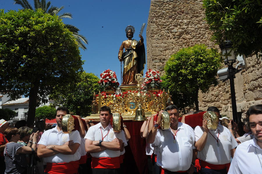 Miles de personas acompañan al patrón durante la procesión que ha discurrido en un clima festivo y bajo un sol de justicia 