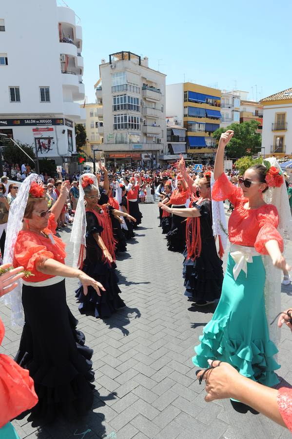 Miles de personas acompañan al patrón durante la procesión que ha discurrido en un clima festivo y bajo un sol de justicia 