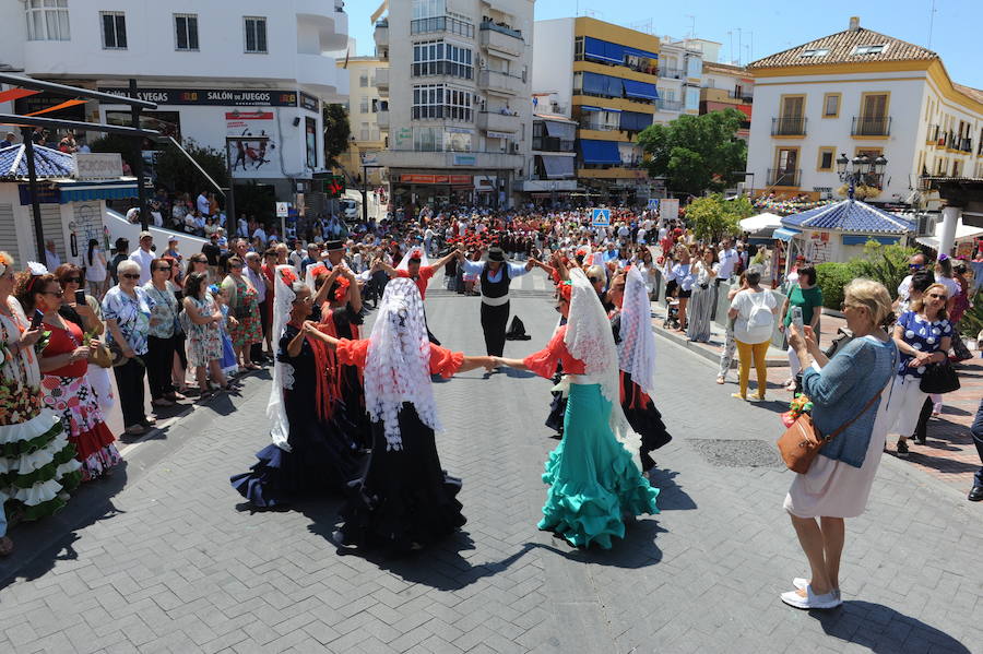 Miles de personas acompañan al patrón durante la procesión que ha discurrido en un clima festivo y bajo un sol de justicia 