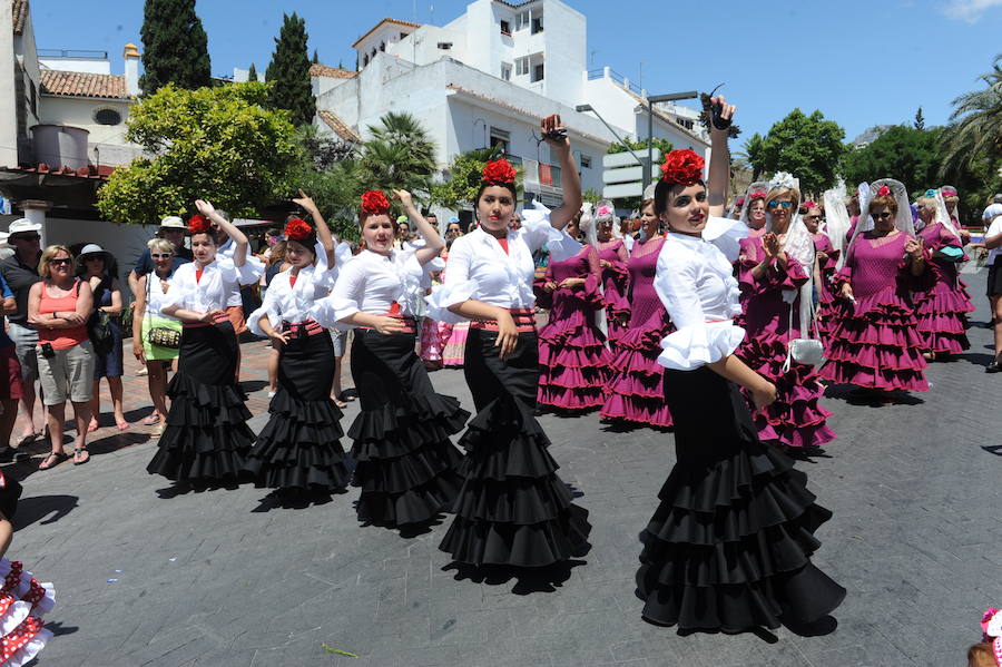 Miles de personas acompañan al patrón durante la procesión que ha discurrido en un clima festivo y bajo un sol de justicia 