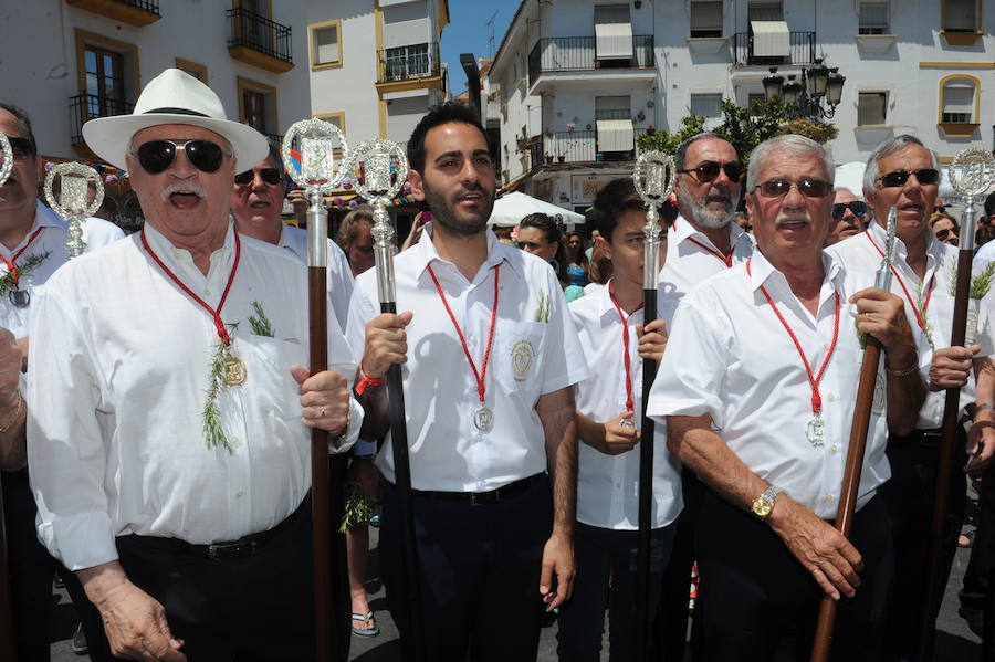 Miles de personas acompañan al patrón durante la procesión que ha discurrido en un clima festivo y bajo un sol de justicia 