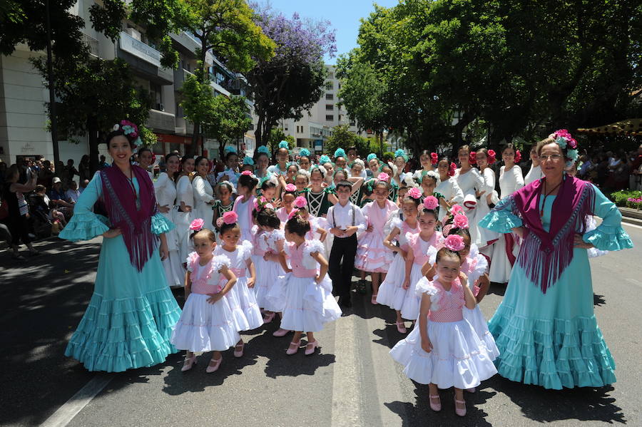 Miles de personas acompañan al patrón durante la procesión que ha discurrido en un clima festivo y bajo un sol de justicia 