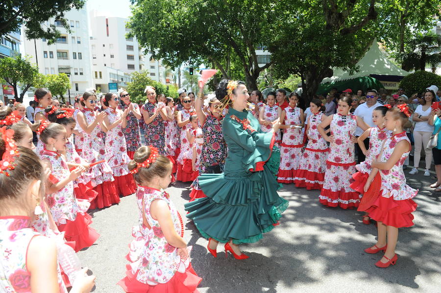 Miles de personas acompañan al patrón durante la procesión que ha discurrido en un clima festivo y bajo un sol de justicia 