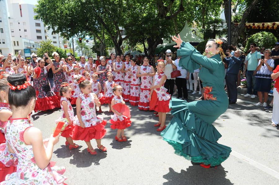 Miles de personas acompañan al patrón durante la procesión que ha discurrido en un clima festivo y bajo un sol de justicia 