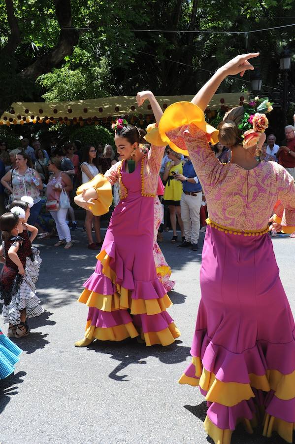 Miles de personas acompañan al patrón durante la procesión que ha discurrido en un clima festivo y bajo un sol de justicia 