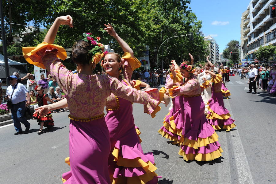 Miles de personas acompañan al patrón durante la procesión que ha discurrido en un clima festivo y bajo un sol de justicia 