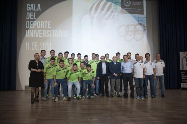 La plantilla del UMA Antequera, ayer con los responsables de la Universidad de Málaga, en la gala. 