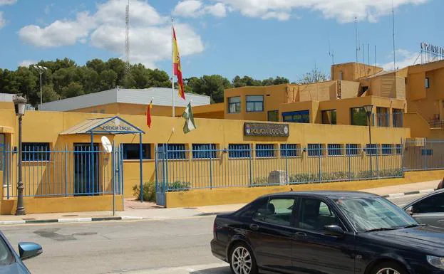 Fachada de la Jefatura de la Policía Local de Estepona, Cuerpo al que pertenecen los dos agentes detenidos 