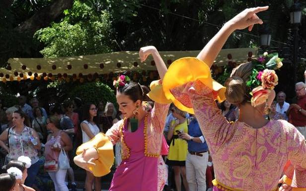 Imagen principal - Alumnas de la academia de baile de Paquita Jesús. Siempre Así dio un concierto multitudinario en Ricardo Soriano. Los romeros entonando el himno en la iglesia.