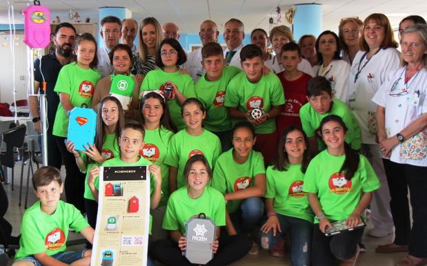 Escolares de Archidona fabrican carcasas decorativas para niños hospitalizados en el Materno