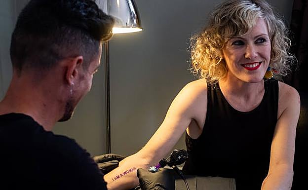 Verónica Ruth Frías puso en marcha el proyecto y fue la primera en tatuarse