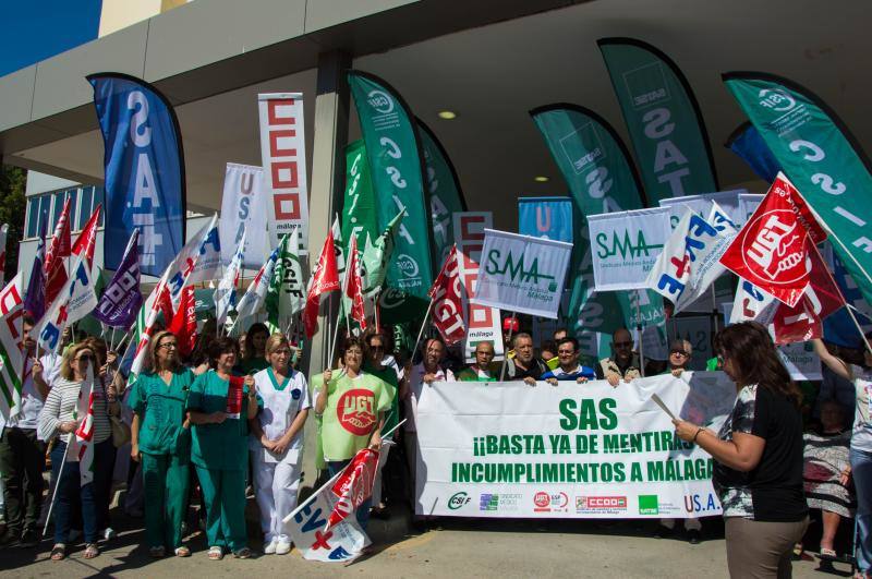 Sindicatos y profesionales acuden a la protesta, celebrada en el recinto del Hospital Clínico