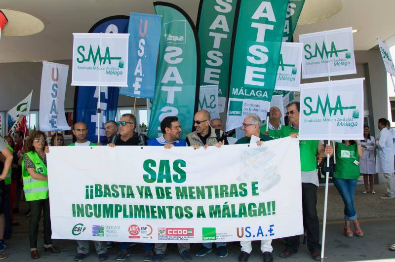 Sindicatos y profesionales acuden a la protesta, celebrada en el recinto del Hospital Clínico