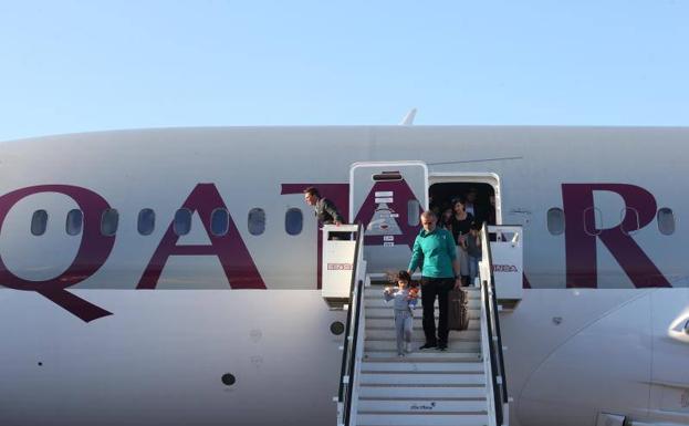 Imagen principal - Qatar Airways se estrena en el aeropuerto de Málaga con un vuelo a Doha