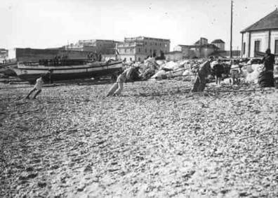 Imagen secundaria 1 - Mujer marenga bordando en la playa. La saca del copo era habitual en ese punto del rebalaje. La Malagueta, en la actualidad 