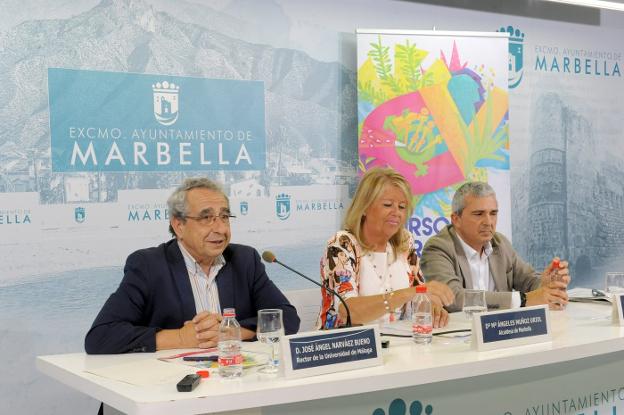 El rector de la UMA, ayer, junto a la alcaldesa y el director de la Fundación General de la Universidad en la sala de prensa del Ayuntamiento. :: j.-L.