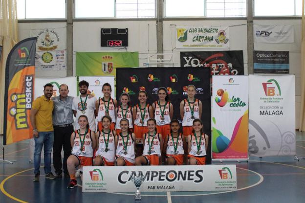 El equipo femenino minibasket de El Palo posa con las medallas y el trofeo de campeón. :: sur