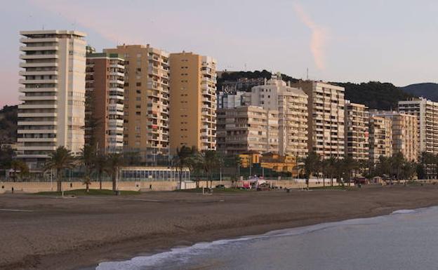 Imagen principal - Otra imagen reciente de los altos edificios a pie de playa. Escollera de roca en la fachada trasera del Hotel Miramar. Posteriormente se construiría el paseo Marítimo. Fotografía antigua del litoral, donde se aprecia perfectamente la huella del ferrocarril.