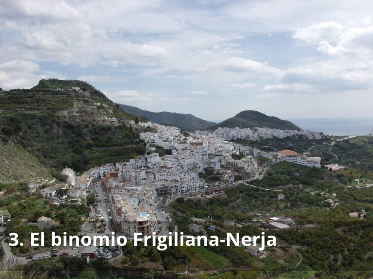 3. El binomio Frigiliana-Nerja. Por la escasa distancia que les separa y por el paisaje que comparten, los municipios de Frigiliana y Nerja conforman un binomio turístico de lo más completo para verano. De hecho, ambas localidades, asentadas en las estribaciones de la Sierra de Almijara tienen mucho que ofrecer para verano. Los que quieran moverse en plena naturaleza podrán hacerlo con rutas senderistas en sus ríos -Chíllar e Higuerón- o en sus playas de los Acantilados de Maro, donde pueden moverse incluso el kayak. Los que busquen agradables paseos cuando el sol se ponga podrán hacerlo por el ‘Barribarto’ de Frigiliana, por el Balcón de Europa de Nerja o por la aldea de Maro, donde se disfrutará, en cualquier caso, de vistas espectaculares. La gastronomía, que gira en torno a la cocina marinera y a los subtropicales, es otro factor más para decantarse por este destino tan completo. Además de varios hoteles, existe la opción de alojarse en apartamentos turísticos. Descubre su ubicación en la Axarquía.