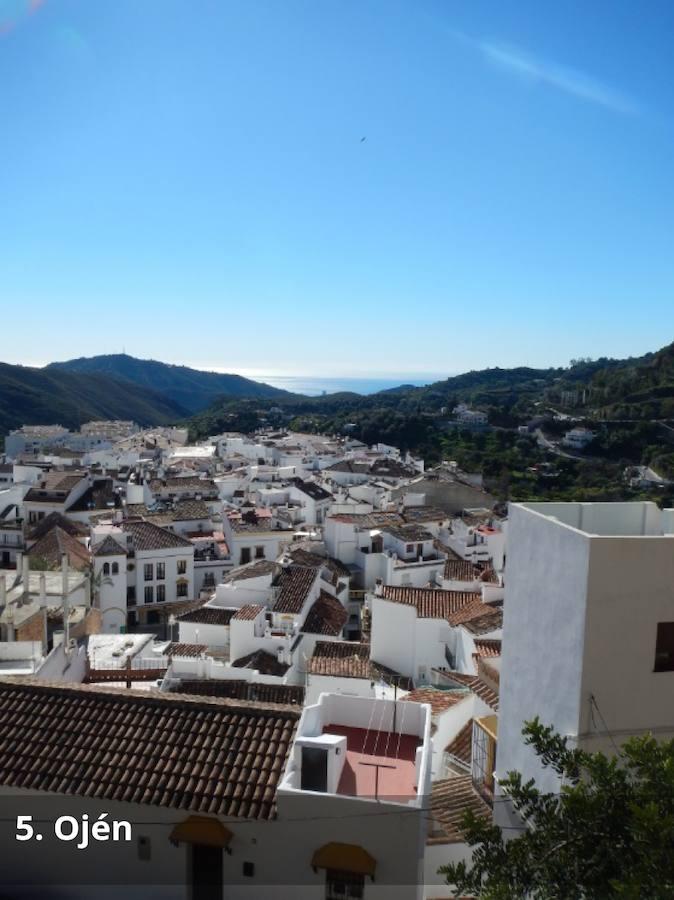 Al sur de la Sierra de las Nieves, mirando a la Costa del Sol, Ojén aguarda como un destino para los que buscan algo diferente para el verano. De hecho, allí lo encontrarán, aunque lo podrán alternar con los encantos de la cercana ciudad de Marbella, de la que dista apenas 8 kilómetros. Eso sí, sin salir del término municipal ojeneto se tendrá muchas opciones de ocio: Visitar la Reserva Ecológica y ver en su estado natural a una sorprendente fauna, pasear por la finca El Juanar al atardecer, tapear en sus bares, descansar en sus abrigos naturales -las Cuevas Altas y Bajas- o incluso darse un chapuzón de agua dulce en su piscina natural, el Charco de las Viñas. Todo ello, eso sí, teniendo muy presente el espíritu del Ojén, un aguardiente que hoy todavía sigue muy vivo en el pueblo. Además de casas rurales, hay hoteles como el que hay en El Juanar o el que hay en su centro histórico, La Posada del Ángel. Aquí su ubicación en la provincia.