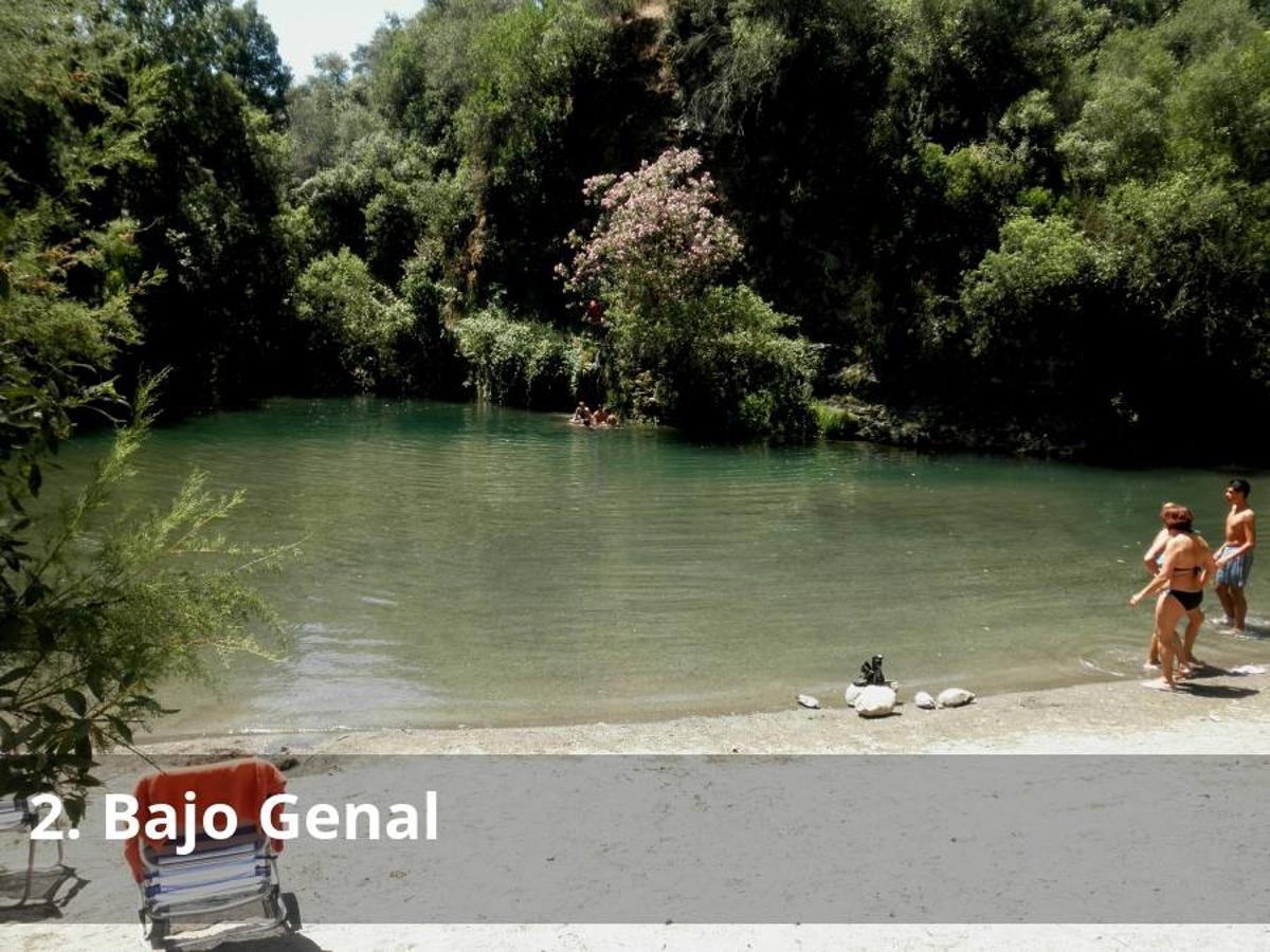 En su último tramo antes de llegar a su unión con el Guadiaro, el río Genal discurre por un auténtico vergel que es idóneo para disfrutar en verano. Con suaves más suaves -sobre todo de noche-, hay pueblos que invitan a relajarse y desconectar. Es el caso de Benarrabá, Jubrique, Algatocín, Gaucín o Genalguacil. Este último celebrará en la primera quincena de agosto sus Encuentros de Arte, que convertirán a su casco urbano en un taller donde varios artistas crearán obras que dejarán como legado en el propio pueblo. Gracias a las pasadas ediciones, este pueblo es un auténtico museo al aire libre. Pero, además tanto Genalguacil como otros municipios cuentan para verano con distintos sitios alternativos a los baños de agua salada, como son las pozas del río Genal o de sus afluentes. En estos municipios hay pequeños hoteles, casas rurales e incluso campings para alojarse. Averigua aquí su ubicación.